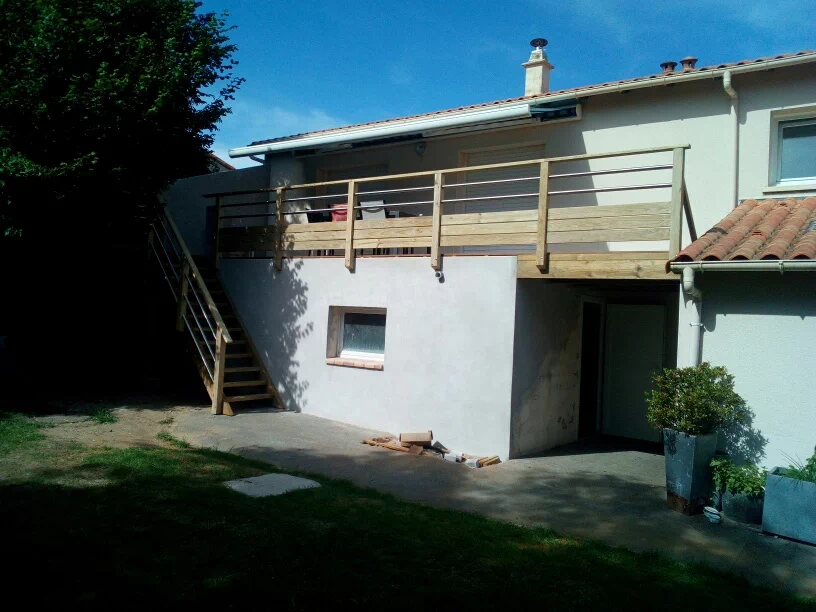 Pose de pergola et terrasse à Montaigu par IDM Menuiserie