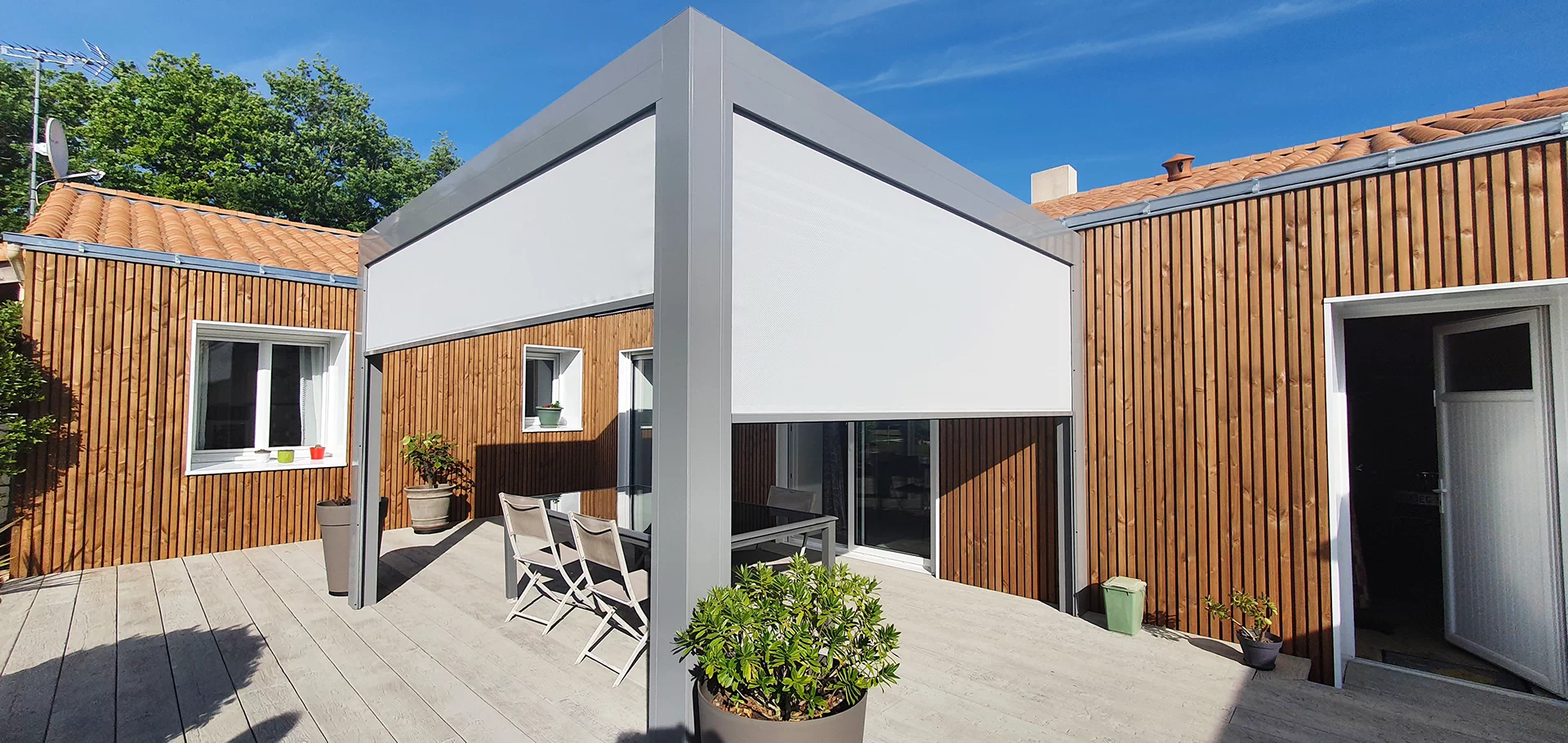 Pose de pergola et terrasse à Montaigu par IDM Menuiserie