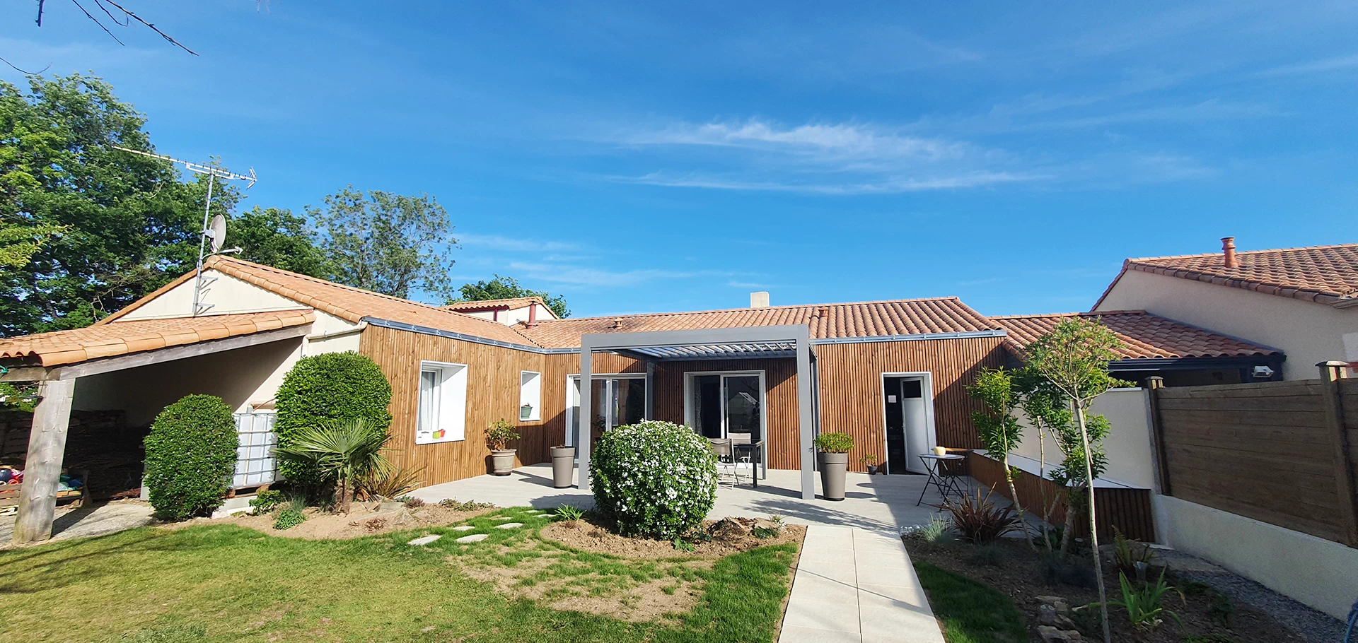 Pose de pergola et terrasse à Montaigu par IDM Menuiserie