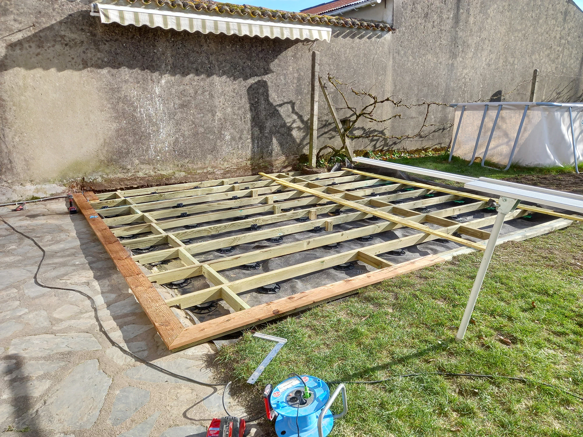 Pose de pergola et terrasse à Montaigu par IDM Menuiserie