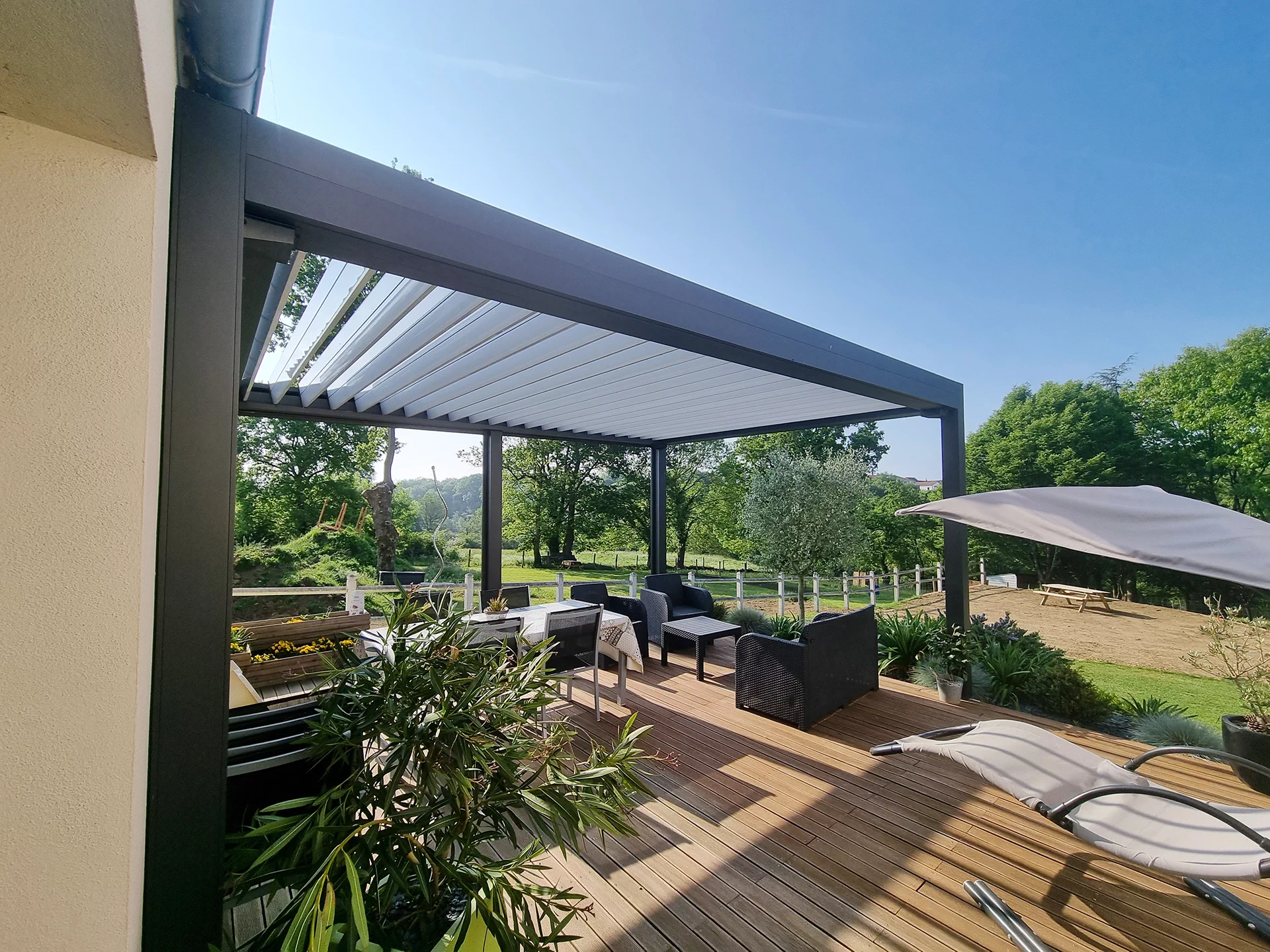 Pose de pergola et terrasse à Montaigu par IDM Menuiserie