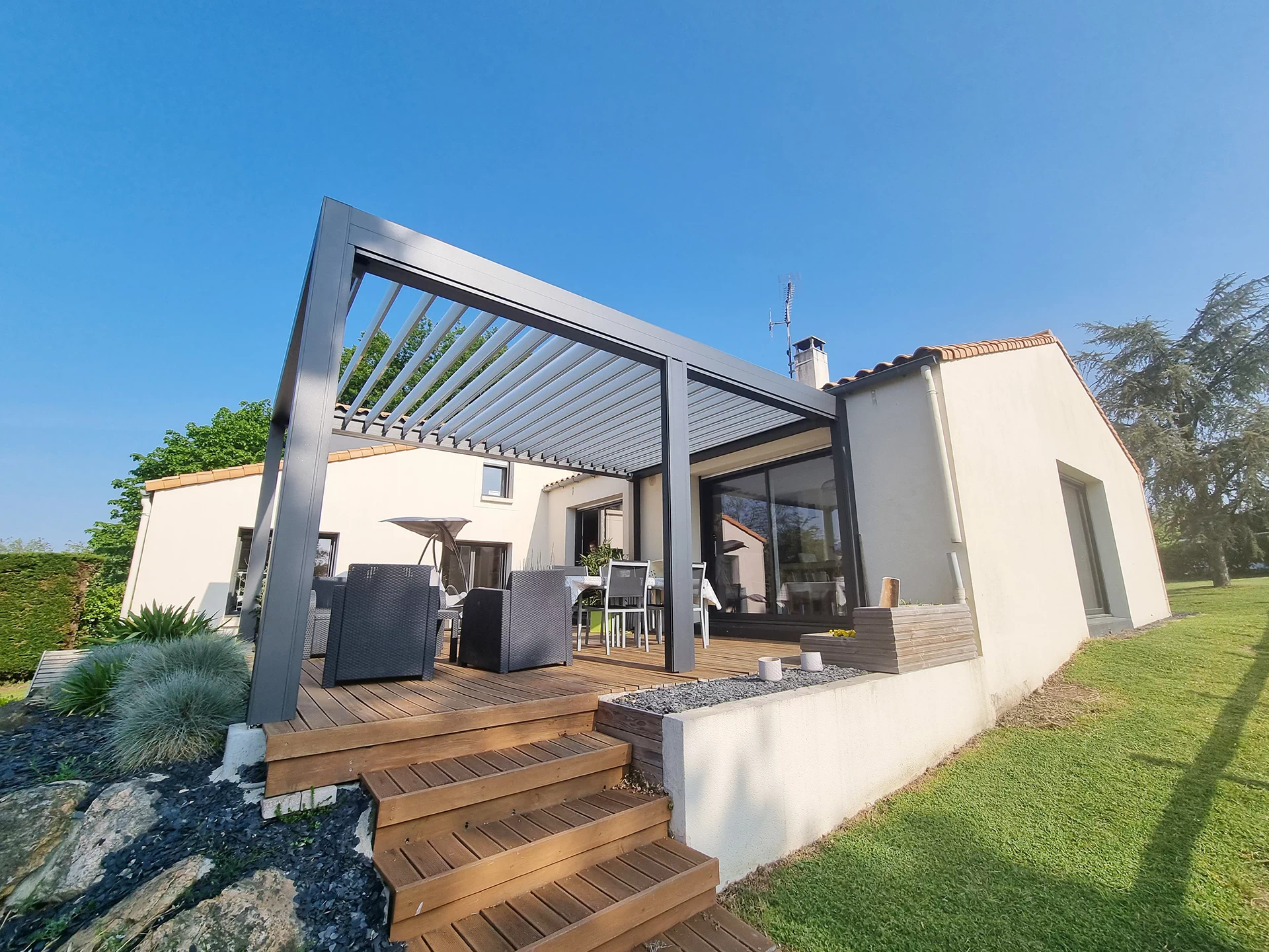 Pose de pergola et terrasse à Montaigu par IDM Menuiserie