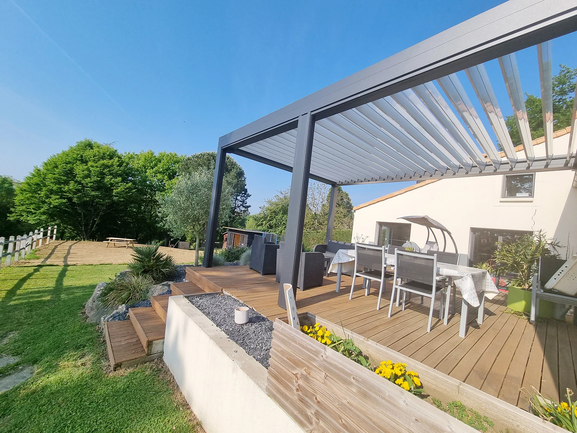 Pose de pergola et terrasse à Montaigu par IDM Menuiserie