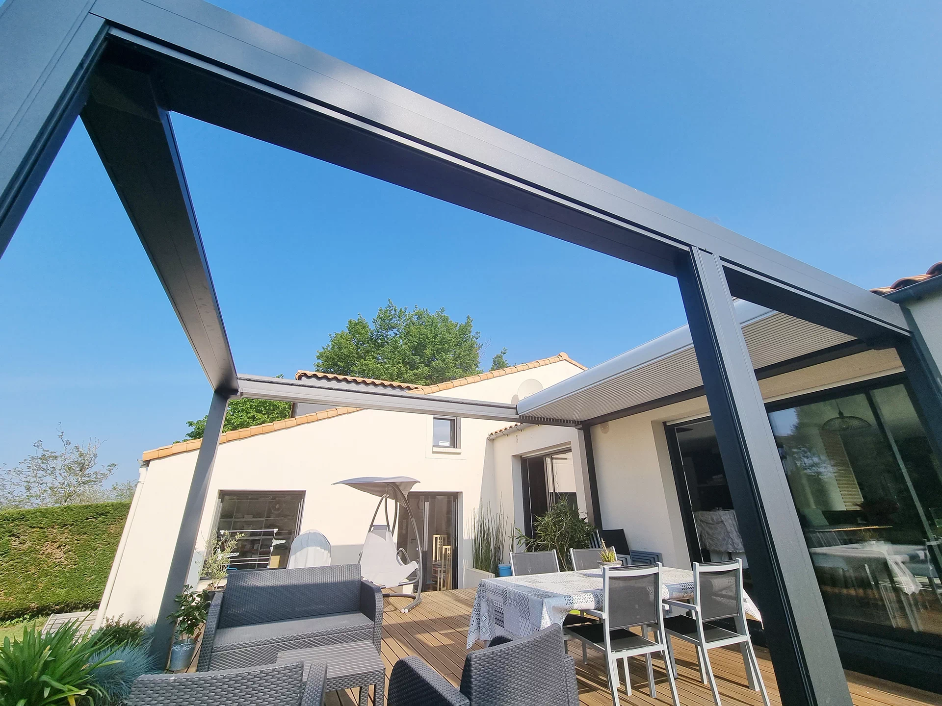 Pose de pergola et terrasse à Montaigu par IDM Menuiserie