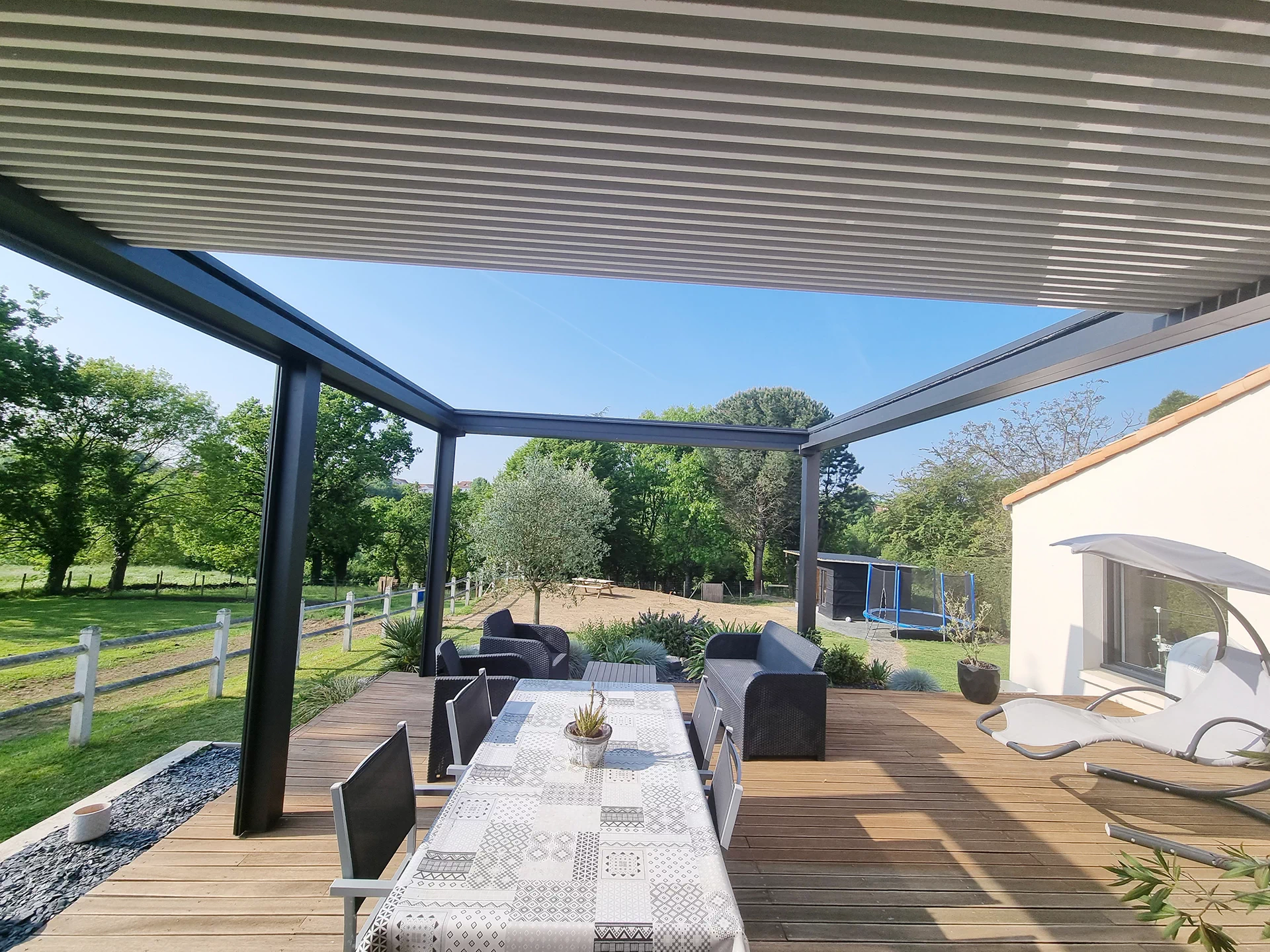 Pose de pergola et terrasse à Montaigu par IDM Menuiserie