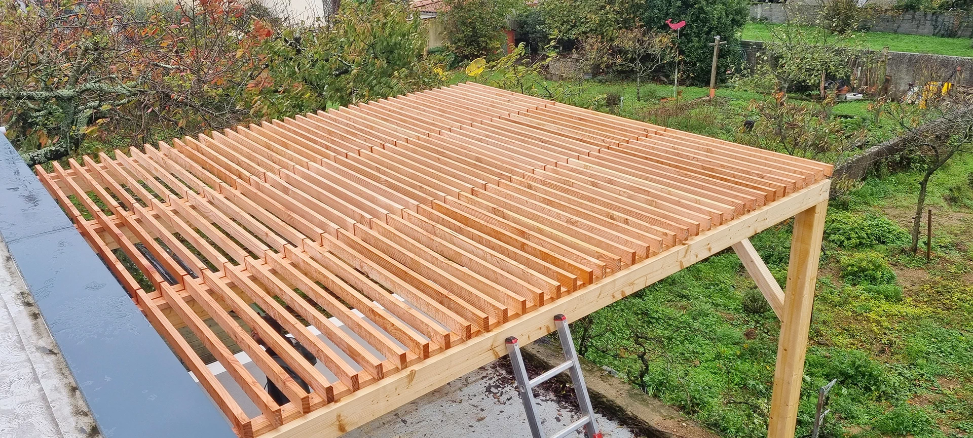 Pose de pergola et terrasse à Montaigu par IDM Menuiserie