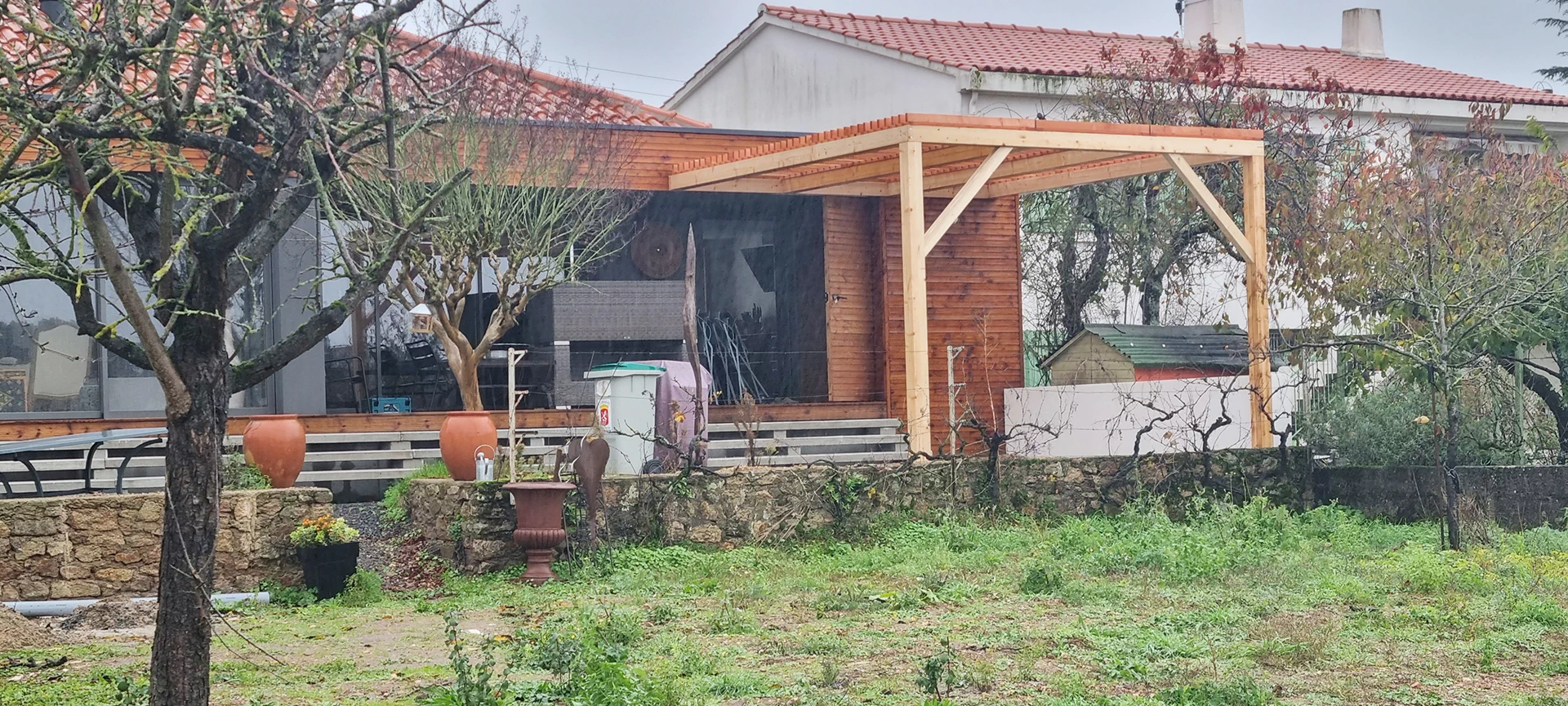 Pose de pergola et terrasse à Montaigu par IDM Menuiserie