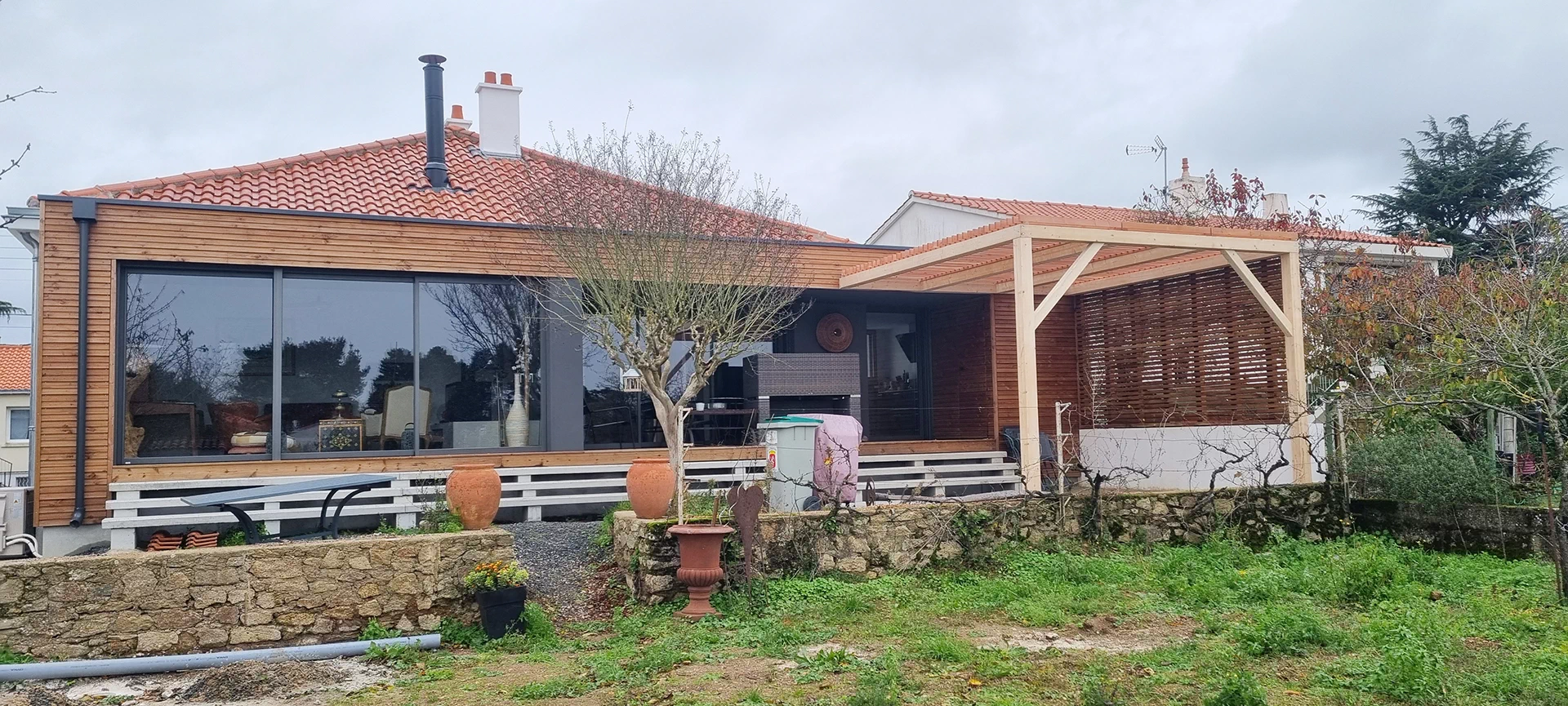 Pose de pergola et terrasse à Montaigu par IDM Menuiserie