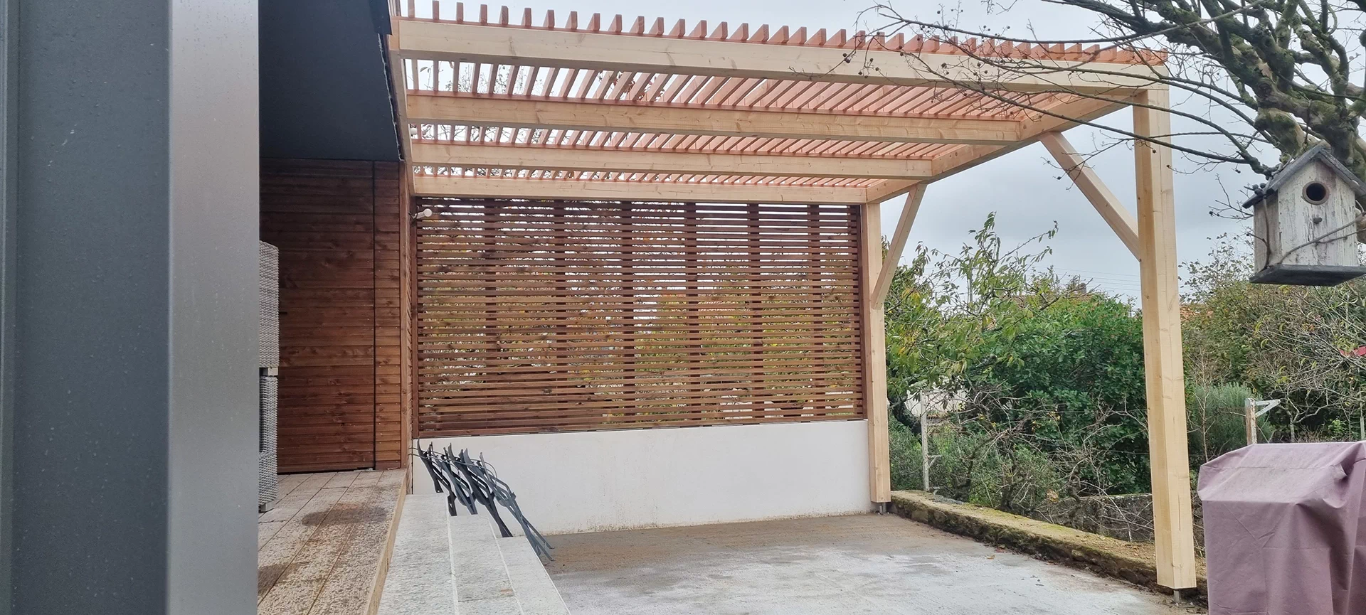 Pose de pergola et terrasse à Montaigu par IDM Menuiserie